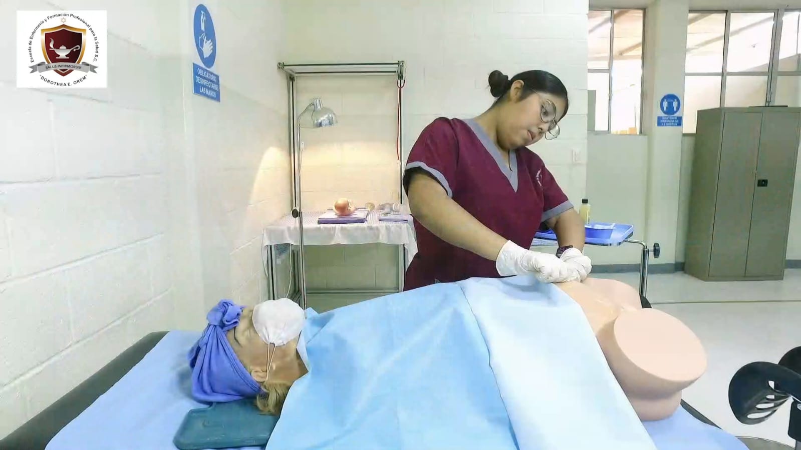 Estudiante practicando un procedimiento clínico sobre un maniquí de simulación.